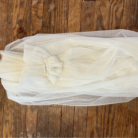 White Tulle Veil - Picture 6 of 7